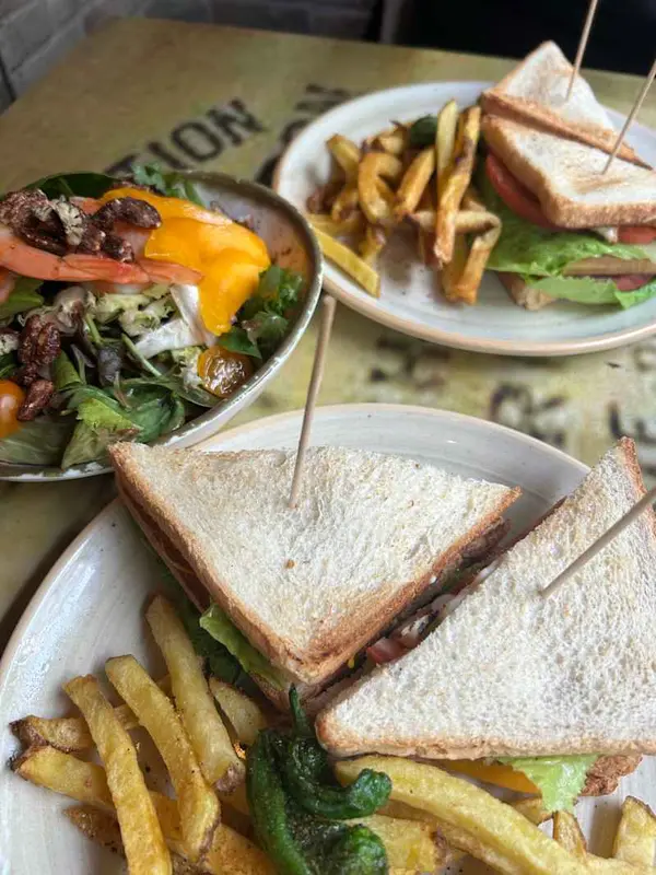 56. CLUB SANDWICH DE POLLO