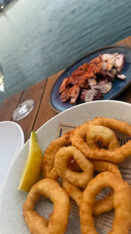Calamares a la romana acompañados con salsa tártara