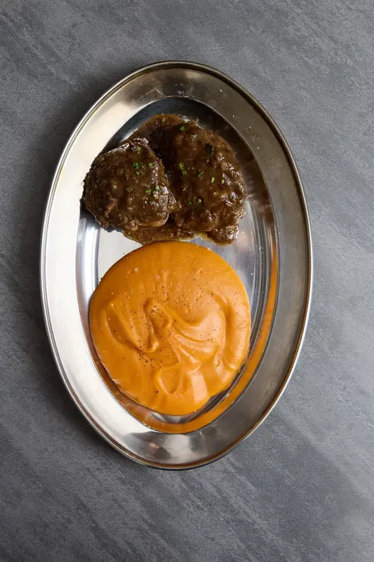 Carrilleras de cerdo al horno con puré de boniato