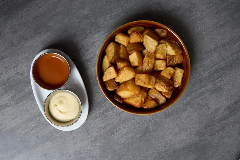 Patatas bravas (salsa tradicional castiza)