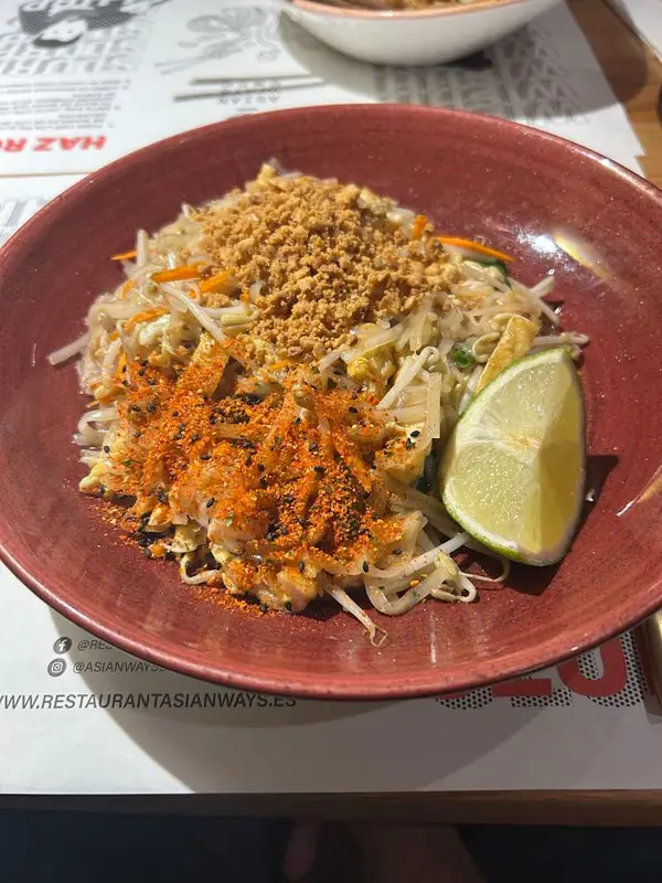 Pad thai. Fideus d'arros thai