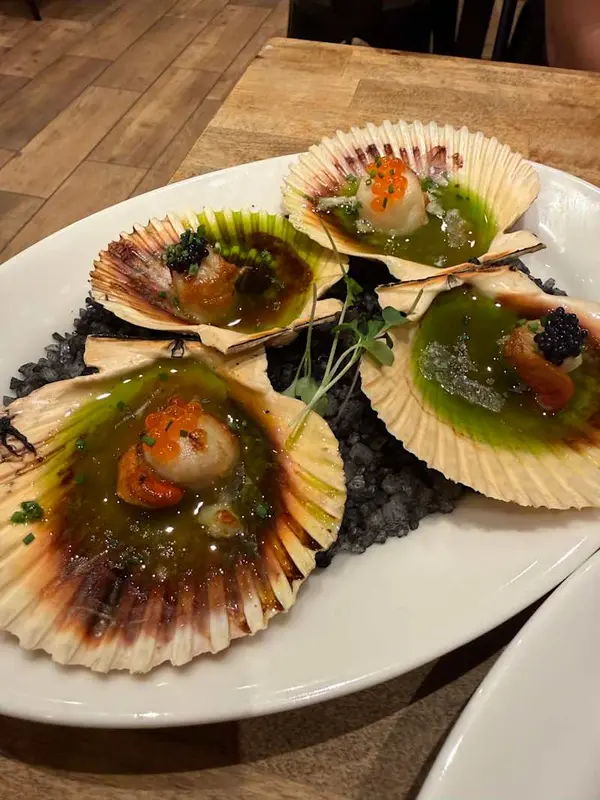 Vieras asadas con vinagreta de vermut