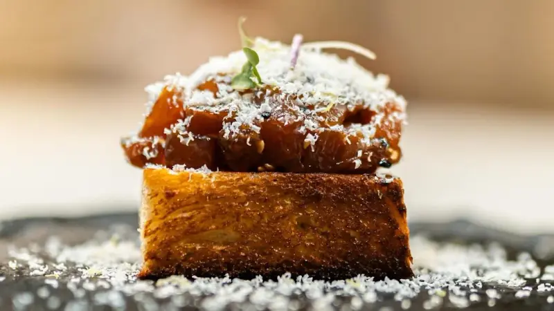 Brioche tartar de atún rojo, chocolate blanco y lima
