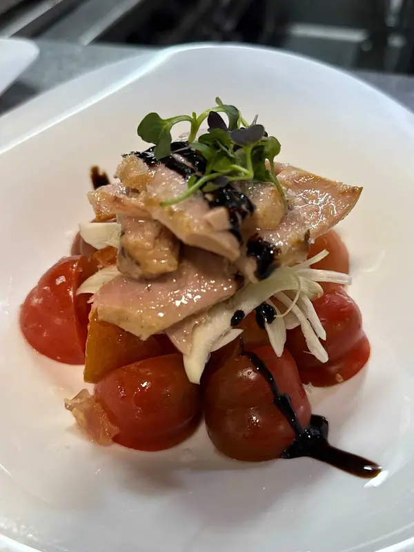 Ensalada de tomate con ventresca de atún y cebolla 