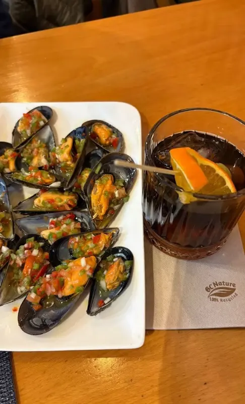 Mejillones con vinagreta de pimientos, tomate y cebolla