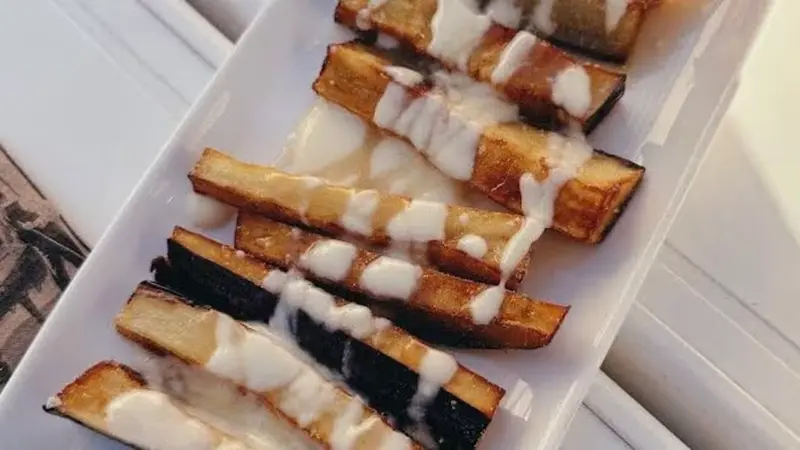 Berenjenas fritas con salsa de queso de cabra y miel 
