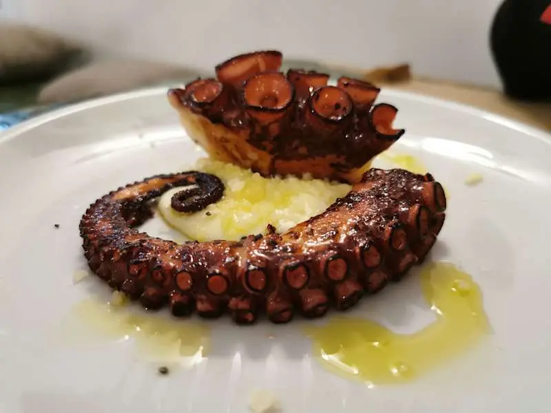 Pulpo a la plancha con puré de patatas y parmesano 