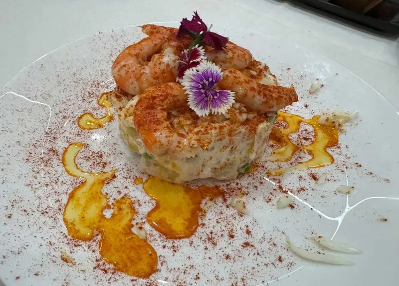 Ensaladilla rusa casera con langostinos