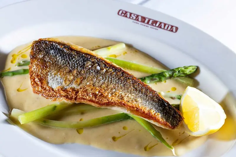 Lubina al beurre blanc con verduras