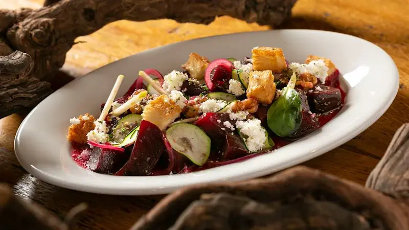 Ensalada de dos quesos de cabra, remolacha, calabacín y vinagreta de sidra de "l'empordà"