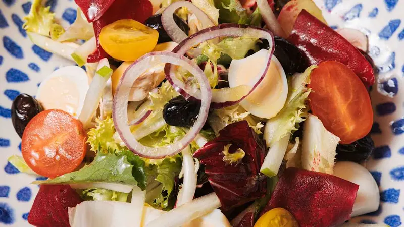 Ensalada mussol con lechuga, remolacha, tomates y vinagreta de encurtidos
