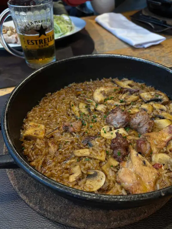 Arroz de montaña, con butifarra, pollo, setas y verduras de temporada