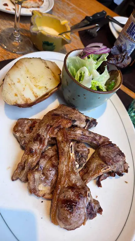 Cordero con patata "al caliu", ensalada y alioli casero