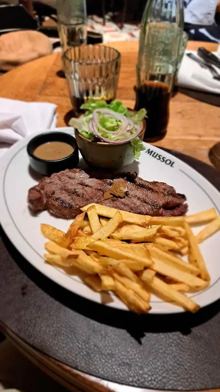 Entrecot con patatas mussol, bol de ensalada y salsa de boletus (a parte)