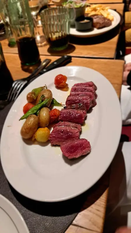 Solomillo de vaca con salteado de verduras y patatas mussol