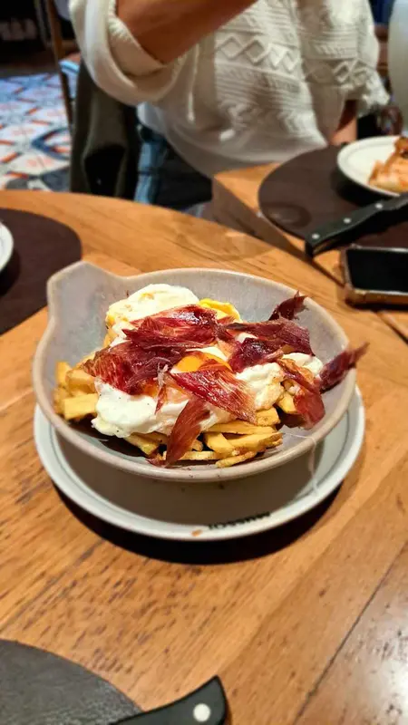 Huevos fritos con patatas y jamón ibérico de bellota