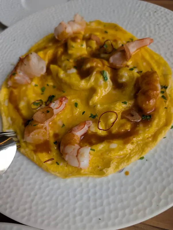 Tortilla abierta de gambas rojas del mediterráneo al ajillo