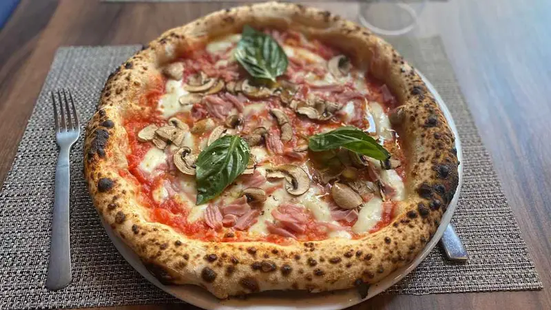 Prosciutto e funghi — tomate, fior di latte y jamón cocido con champiñones