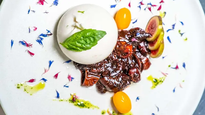 Caprese de búfala campana DOP 2.0 — caprese con búfala Campana DOP y trío de tomates