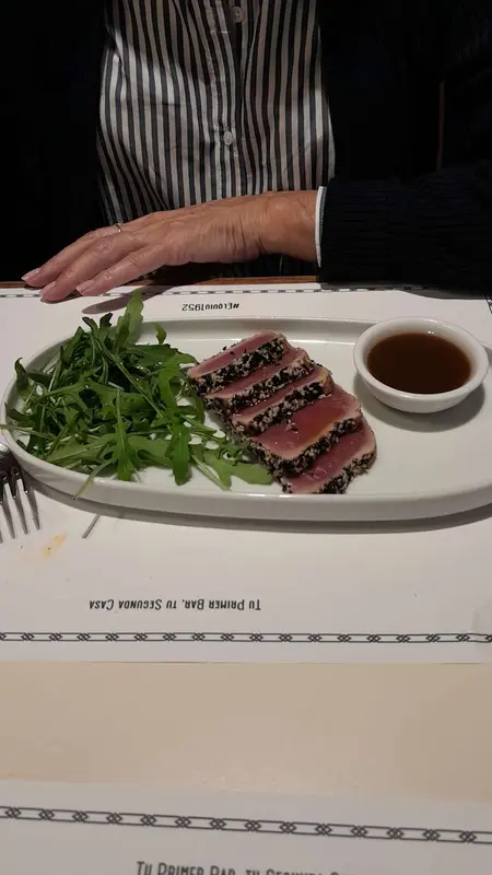 Tataki de Atún Balfegó adobado con sésamo, rúcula y vinagreta de sake