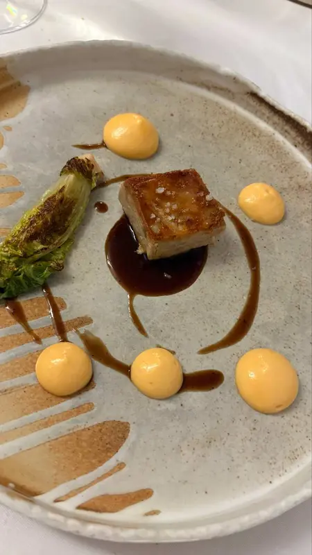 Garrinet lechón de Segovia crujiente y su salsa, boniato y brotes