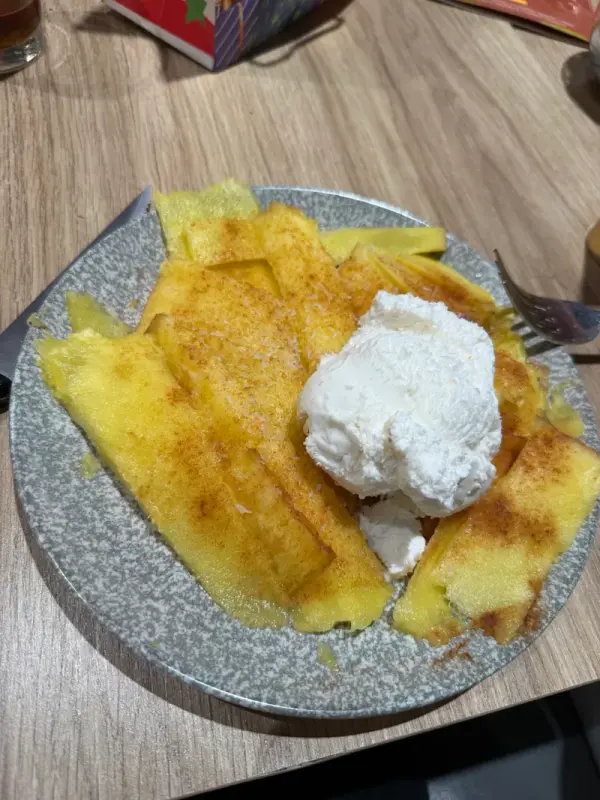 Piña asada con helado de coco