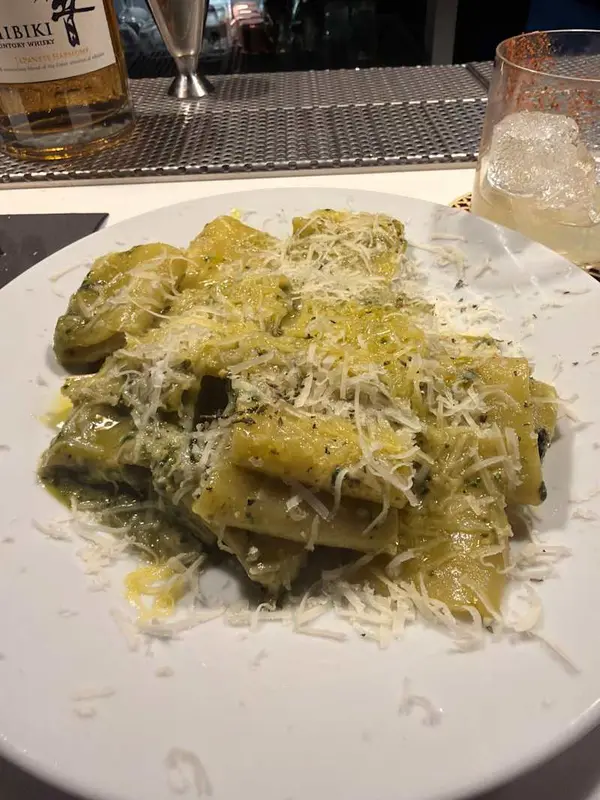 Paccheri al huevo con pesto de albahaca artesano
