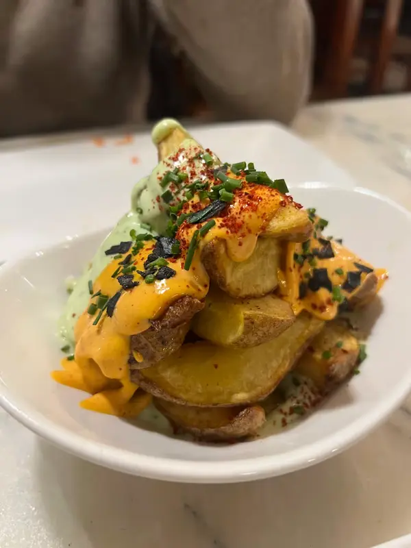 Bravas “recasens” con “all i oli” de albahaca y kimchee 
