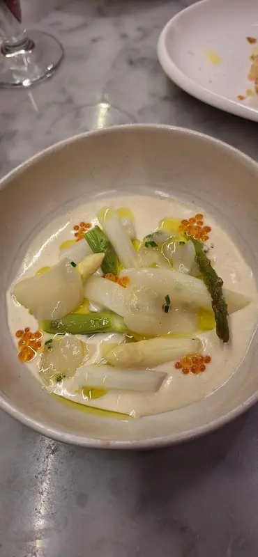 Espàrrec blanc sobre emulsió de llet d'ametlles i vieira