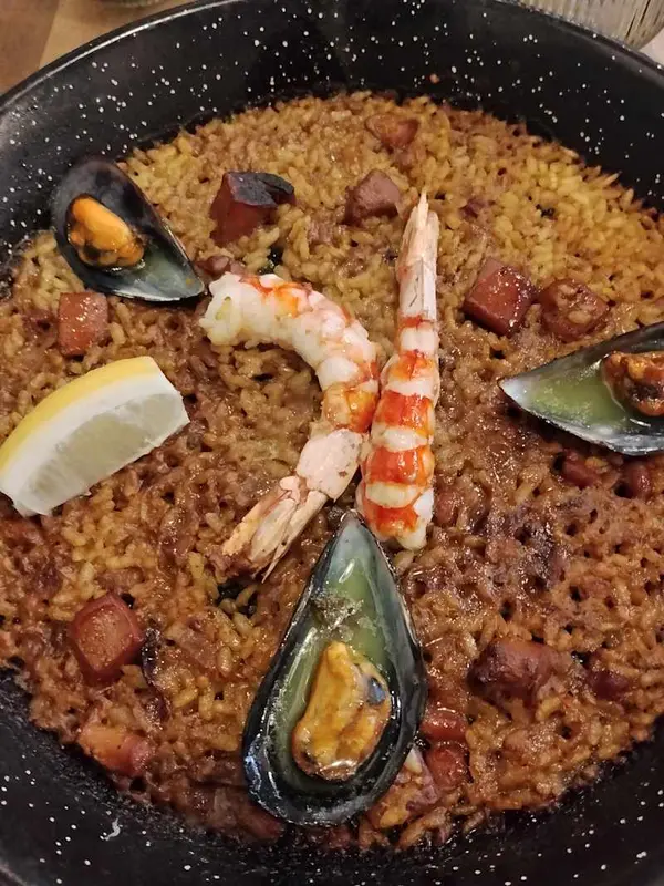 Paella de gamba roja, sepia y mejillones