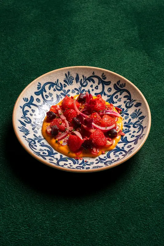 Tomate, fresas, salmorejo, frutos rojos y chipotle