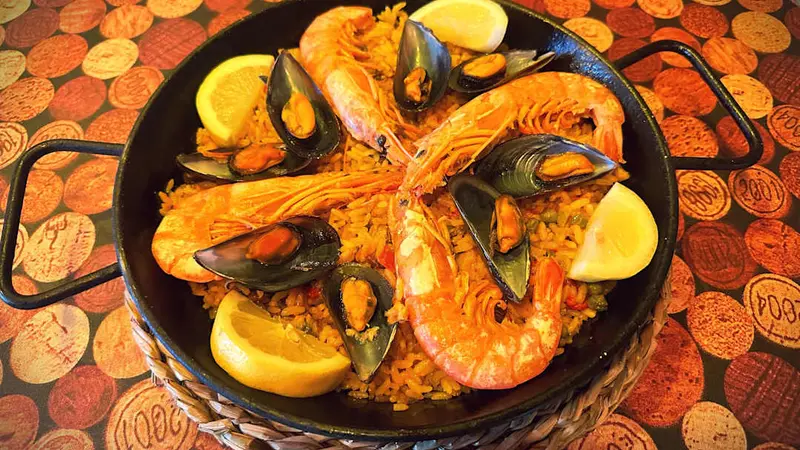 Seafood paella + 1 drink ( 1 person)