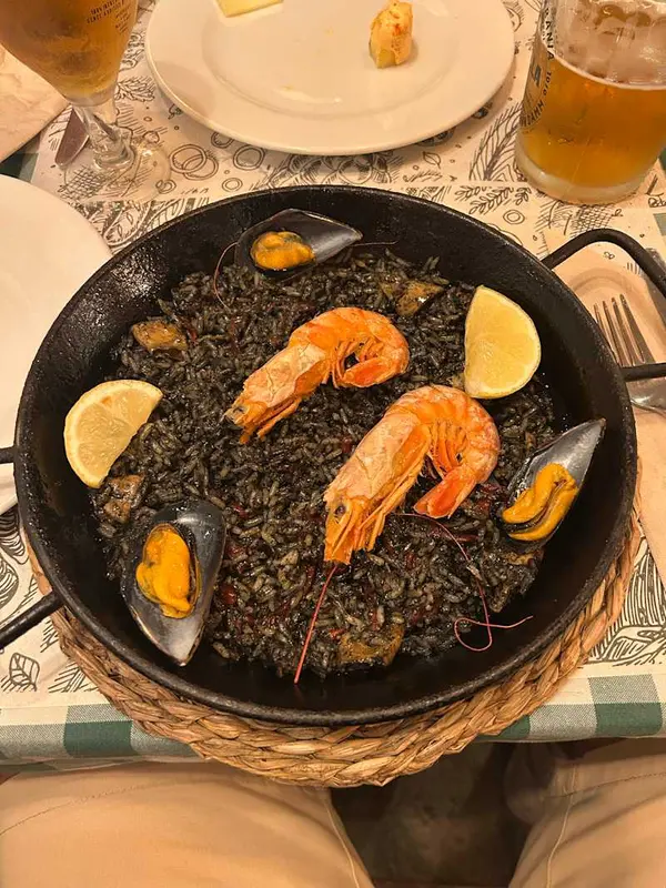 Black rice paella + 1 drink