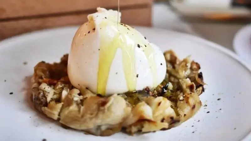 Burrata fresca con rúcula, tomate y pesto de albahaca