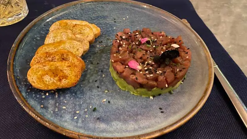 Tartar de atún con aguacate y tostadas 