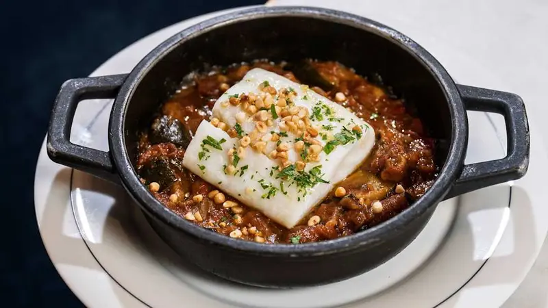 Bacalao confitado con “samfaina” y aceite de piñones