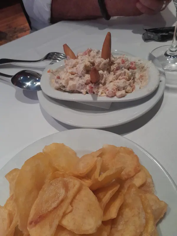 Ensaladilla rusa con ventresca y piparra