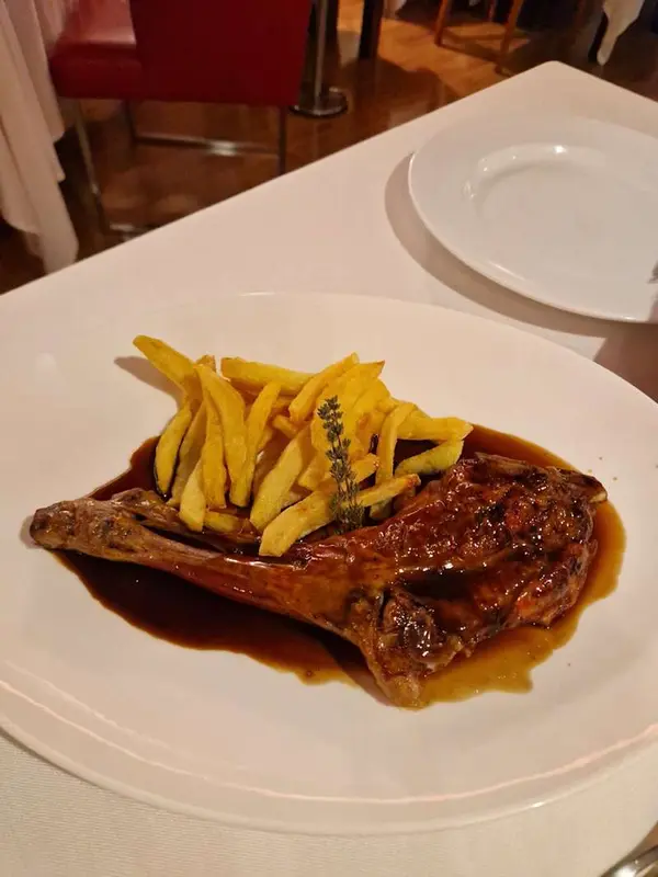 Pierna o espaldita de cabrito con fritas