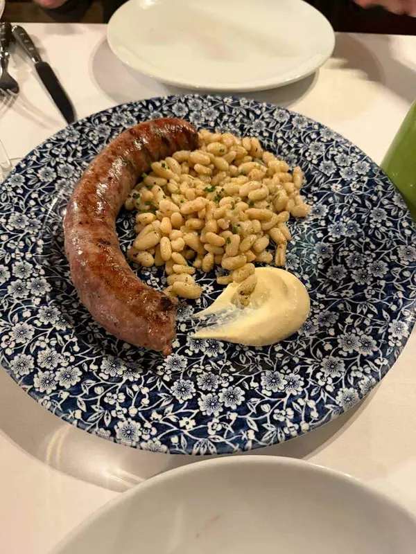 Butifarra de pagés a la brasa con mongetes y alioli