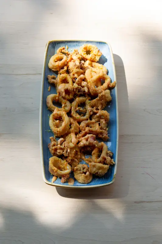 Calamares a la andaluza con mayonesa de ajo asado y ralladura de lima