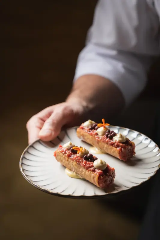 Tacos de steak tartar estilo MB con perlas de kalamata - 2uds.
