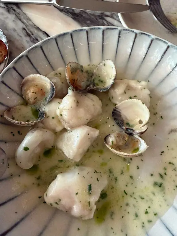 Kokotxas de bacalao ligadas con berberechos y cebollino