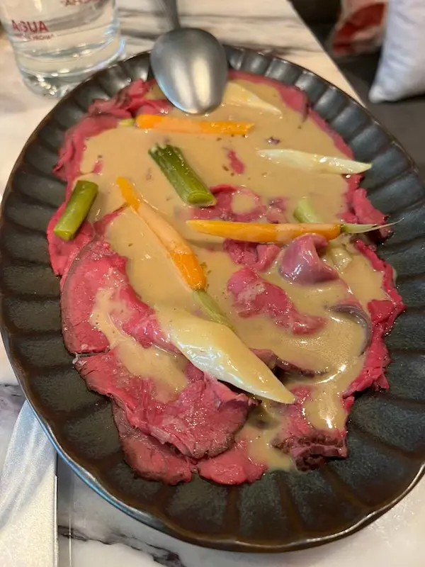 Roast-beef de wagyu con salsa de mostaza y verduritas del huerto glaseadas