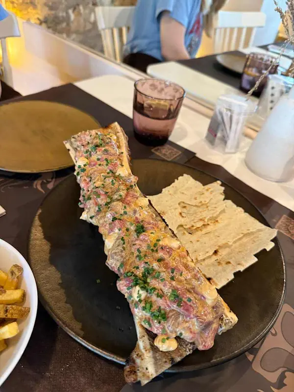 Tuetano de vaca asado con steak tartar