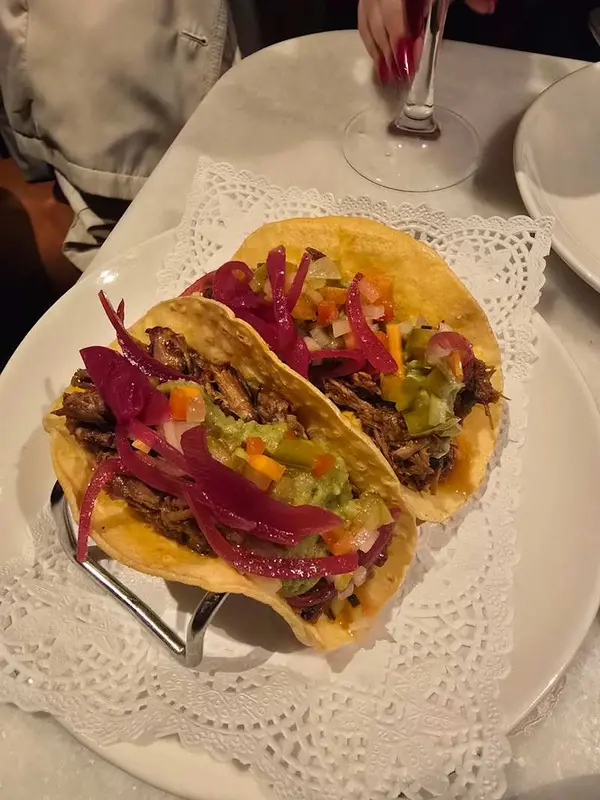 Tacos de cerdo con pico de gallo y guacamole 