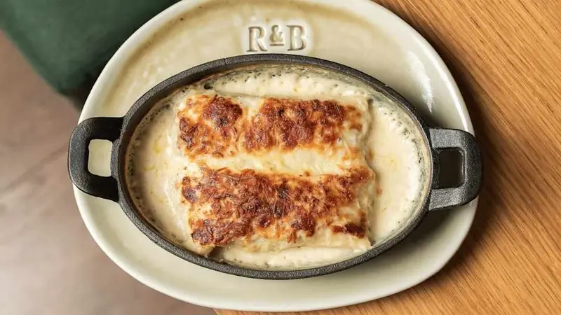 Canelón de pollo a l'ast con bechamel gratinado al horno