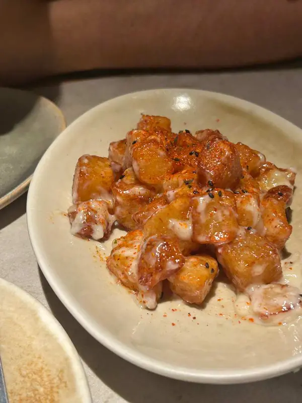 Patatas bravas con alioli