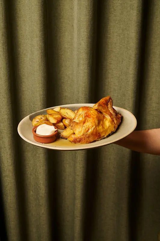 Medio pollo a l'ast con patatas asadas y alioli
