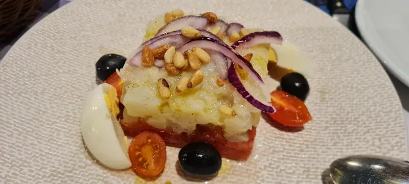 Esqueixada de bacalao con aceitunas de kalamata