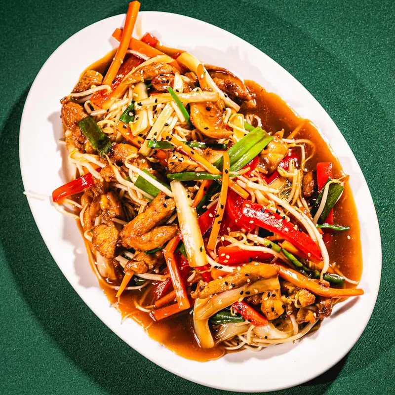 Tallarin saltado de pollo y verduras